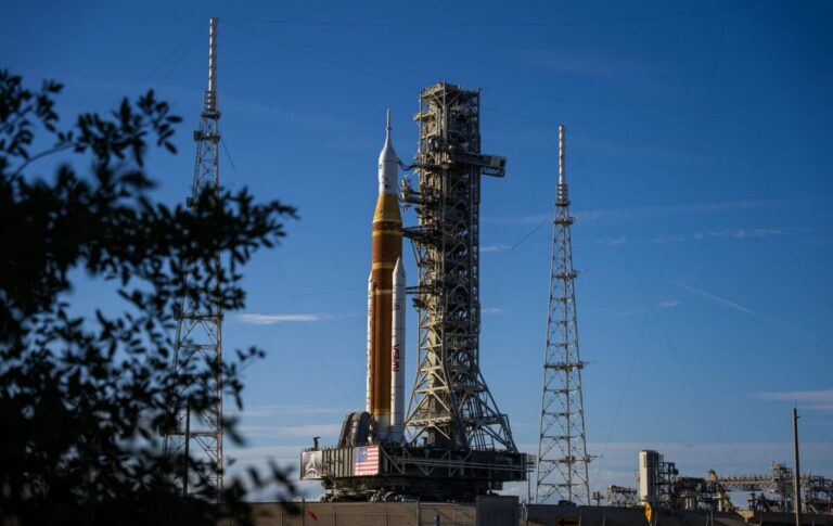 Hydrogen leaks, a problem in the shuttle era, under scrutiny in SLS delay